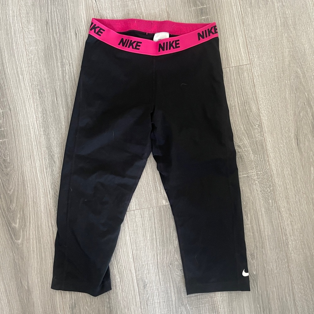 Cropped Nike Black Leggings with Pink Waistband